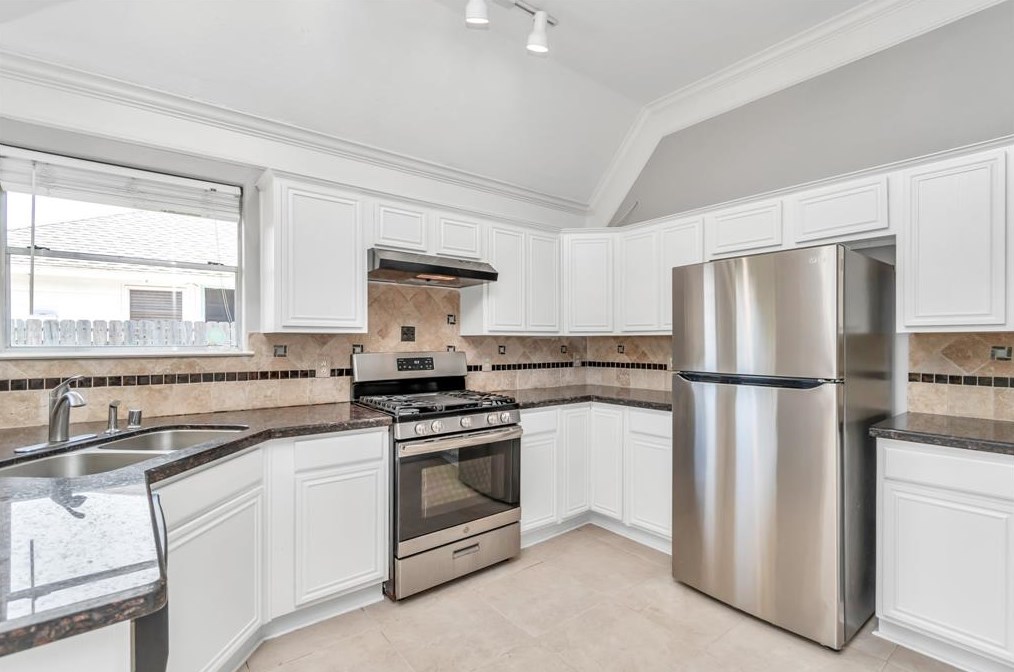 15211 Oak Ter Dr, Houston TX  77082-4026 exterior