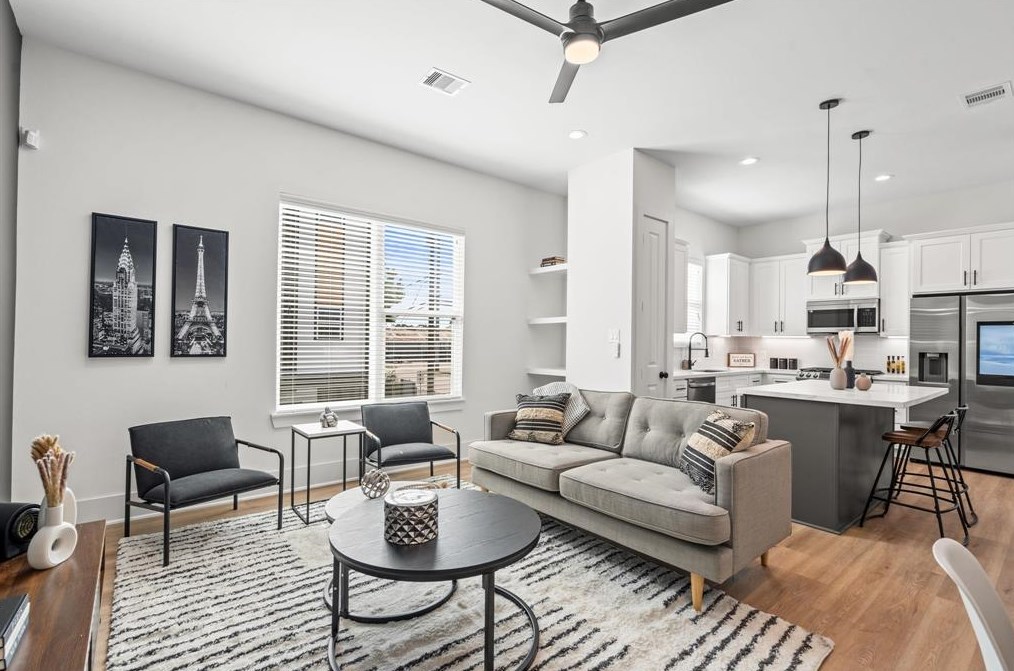 5208 Pine Tree Dr, Houston TX  77093-4218 exterior