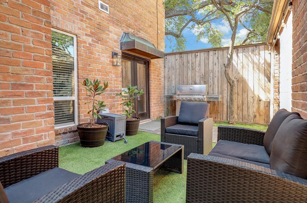 2901 Bammel Ln, Houston TX  77098-1144 exterior