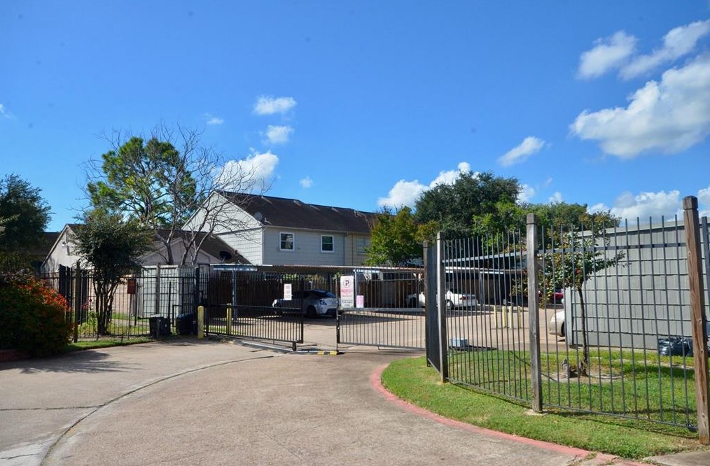 6477 Creekbend Dr, Houston TX  77096-5624 exterior