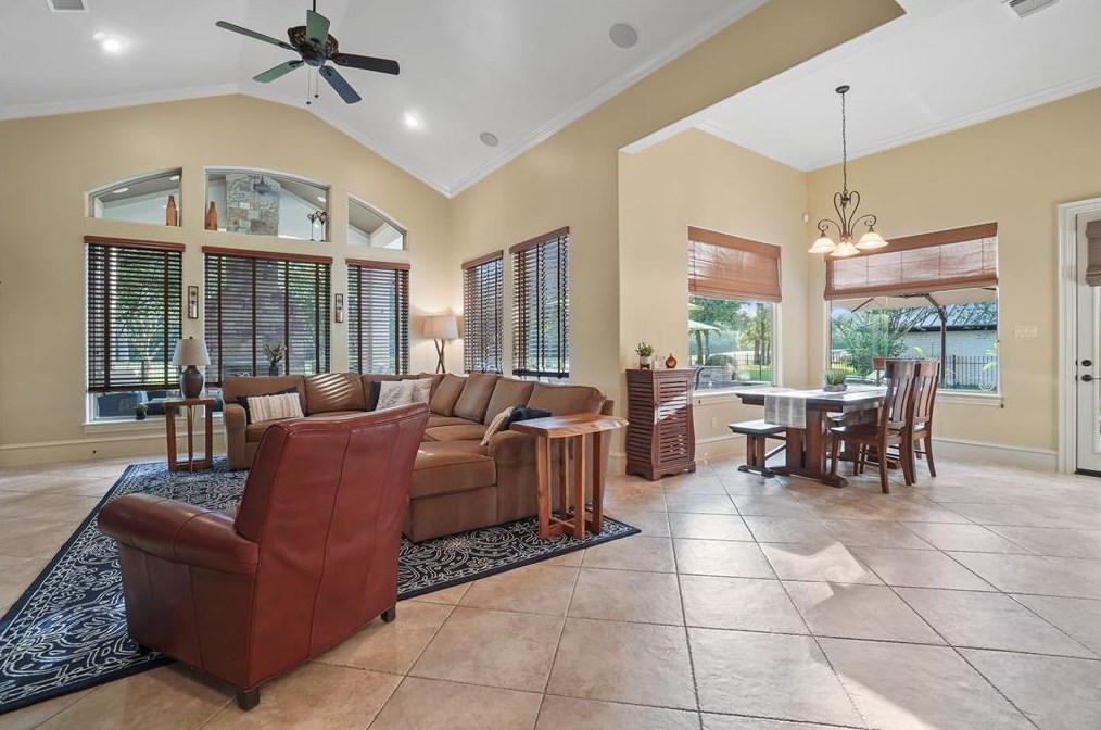 13203 Msn Vly Dr, Houston TX  77069-2520 exterior