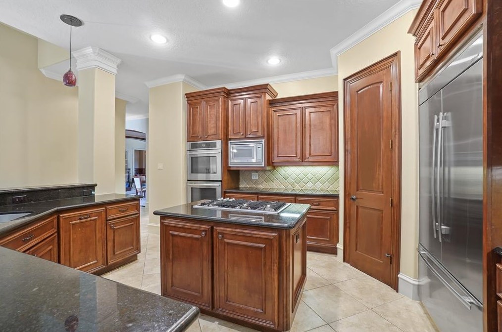 13203 Msn Vly Dr, Houston TX  77069-2520 exterior