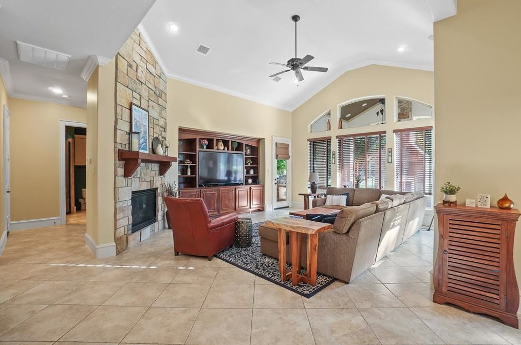 13203 Msn Vly Dr, Houston TX  77069-2520 exterior