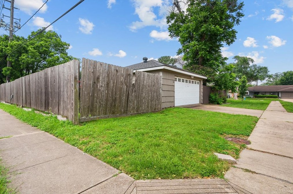 12403 Atwell Dr, Houston TX  77035-5511 exterior