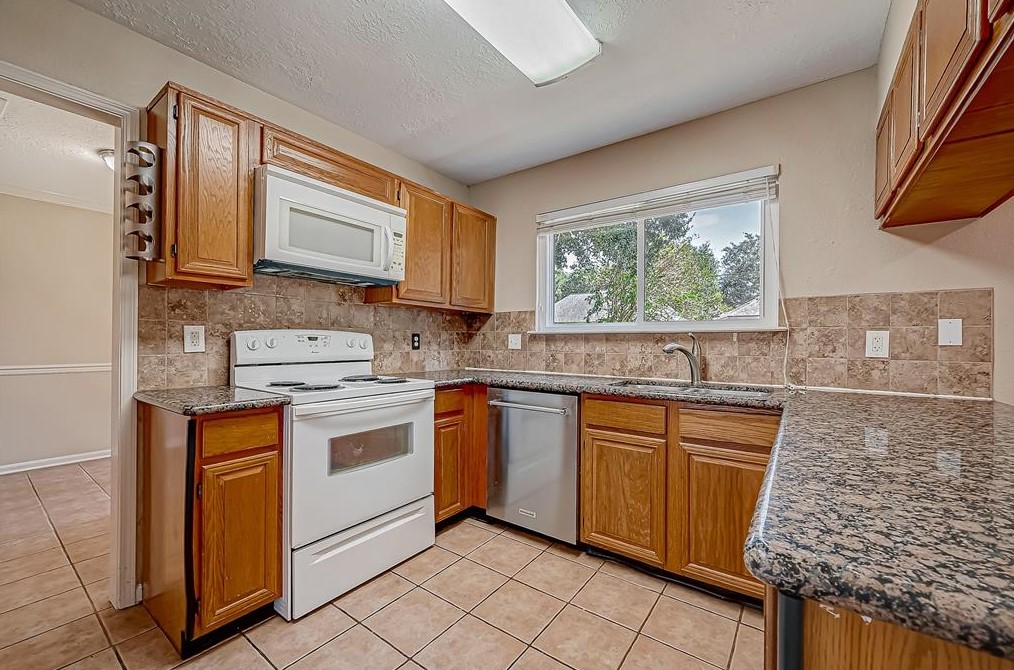 7818 Sunny Rdg Dr, Houston TX  exterior