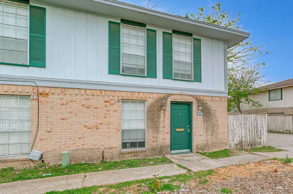 1912 Upland Dr, Houston TX  77043-3022 exterior