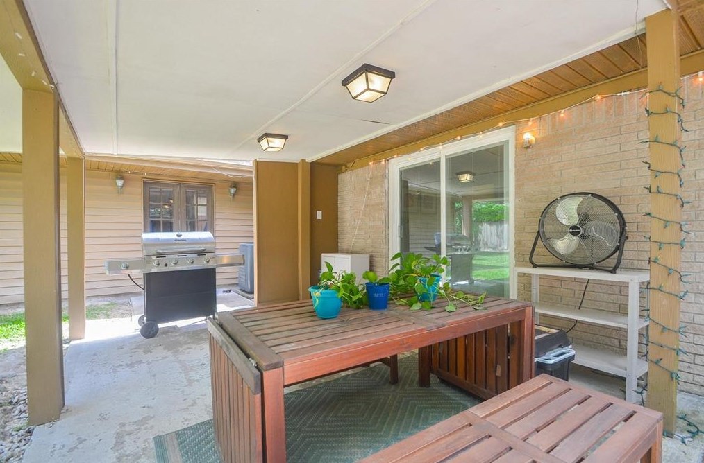 2318 Bron Holly Dr, Houston TX 77018-7117 exterior