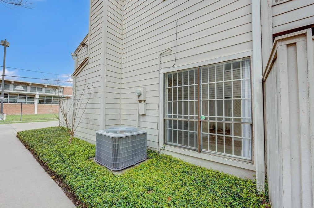 9548 Windswept Ln, Houston TX  77063-5258 exterior