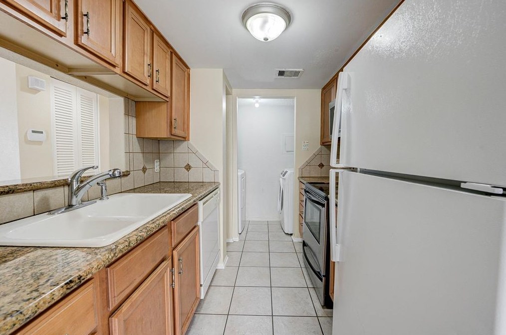 9548 Windswept Ln, Houston TX  77063-5258 exterior