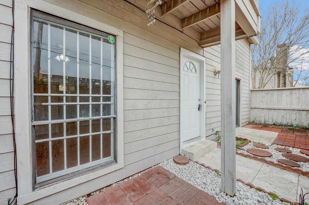 9548 Windswept Ln, Houston TX  77063-5258 exterior