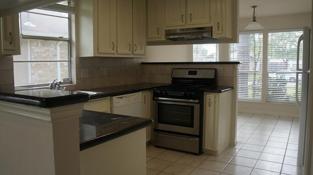 8211 Valeta Dr, Houston TX  77083-5430 exterior