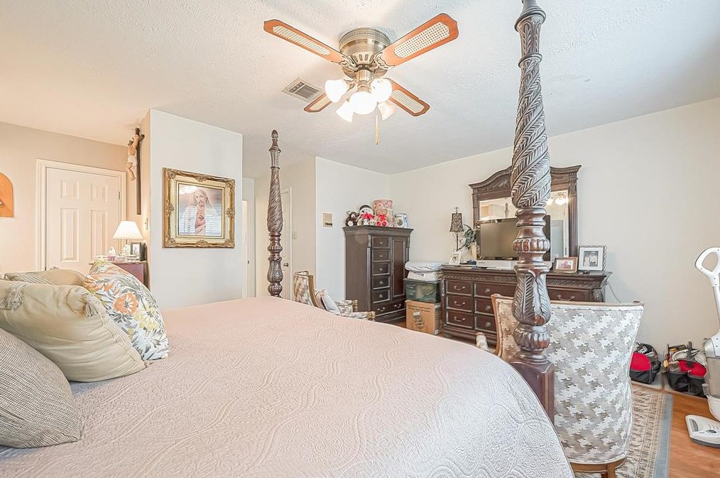 11518 Normont Dr, Houston TX  77070-2958 exterior