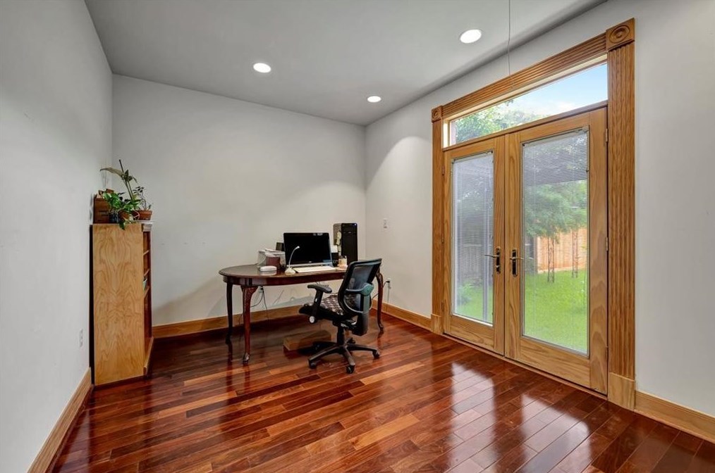 3313 Mcculloch Cir, Houston TX  77056-6216 exterior