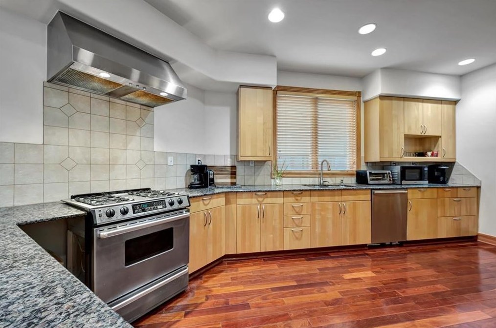 3313 Mcculloch Cir, Houston TX  77056-6216 exterior