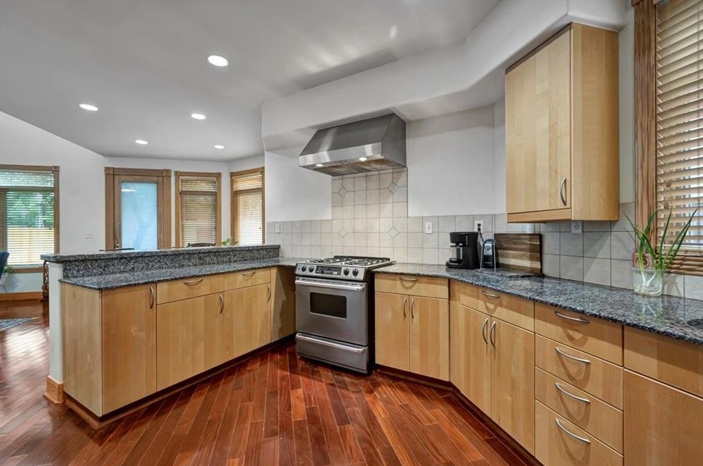 3313 Mcculloch Cir, Houston TX  77056-6216 exterior
