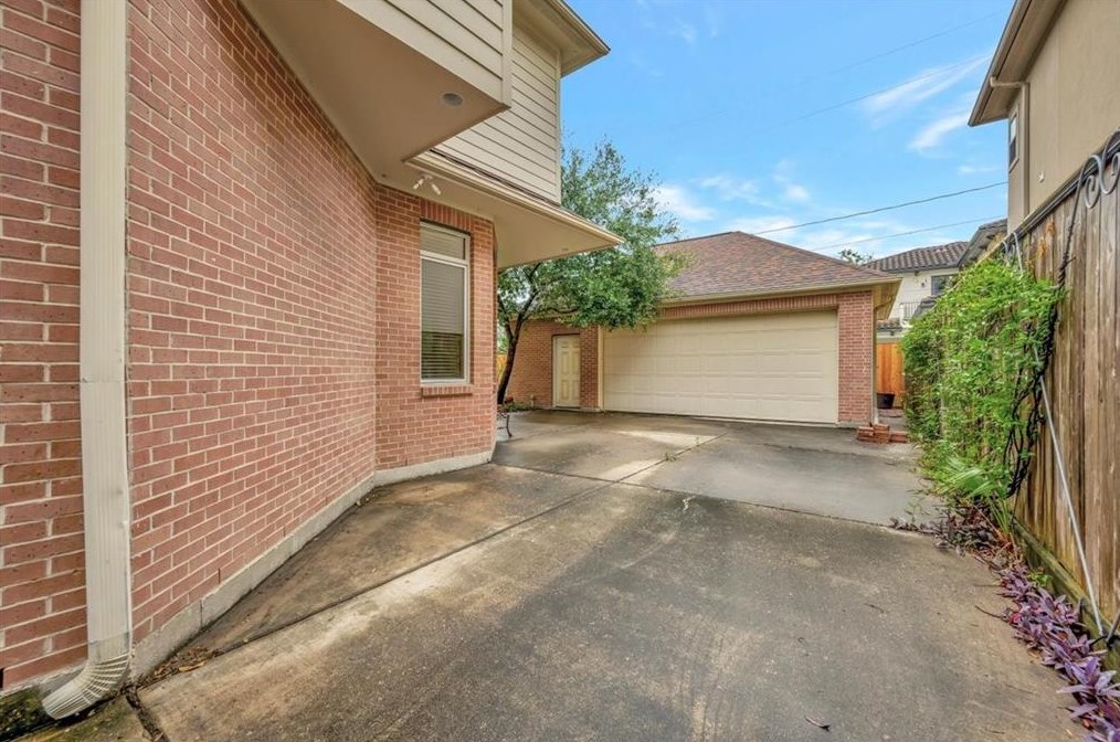 3313 Mcculloch Cir, Houston TX  77056-6638 exterior