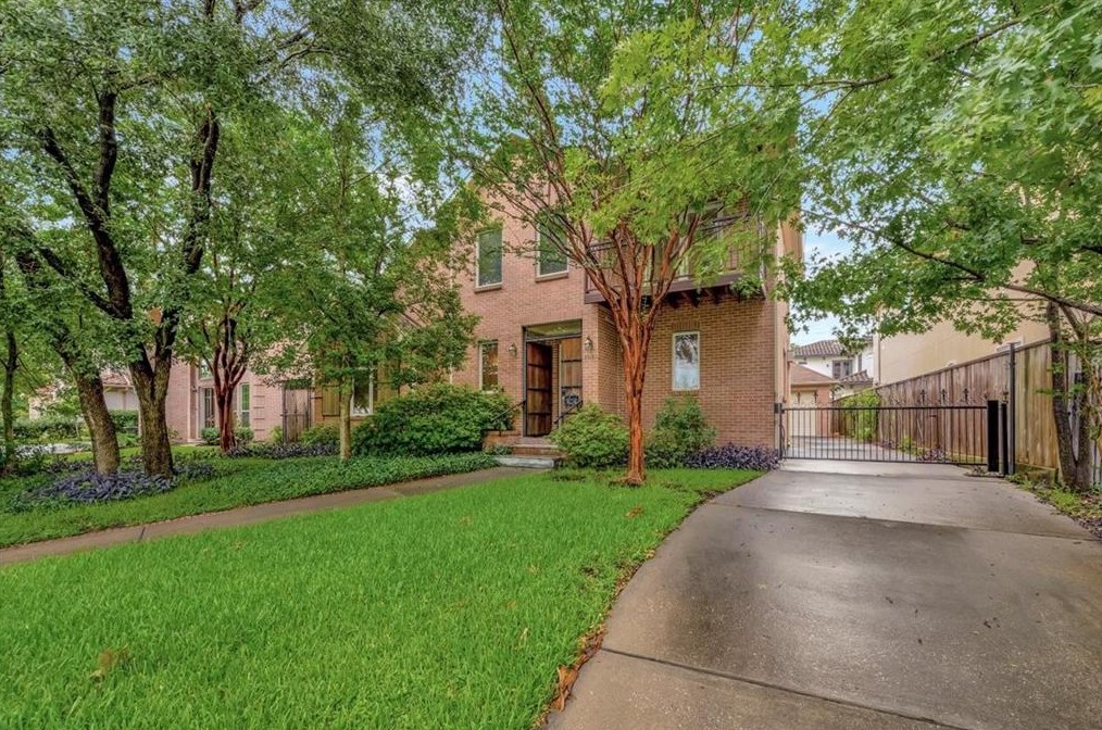 3313 Mcculloch Cir, Houston TX  77056-6216 exterior
