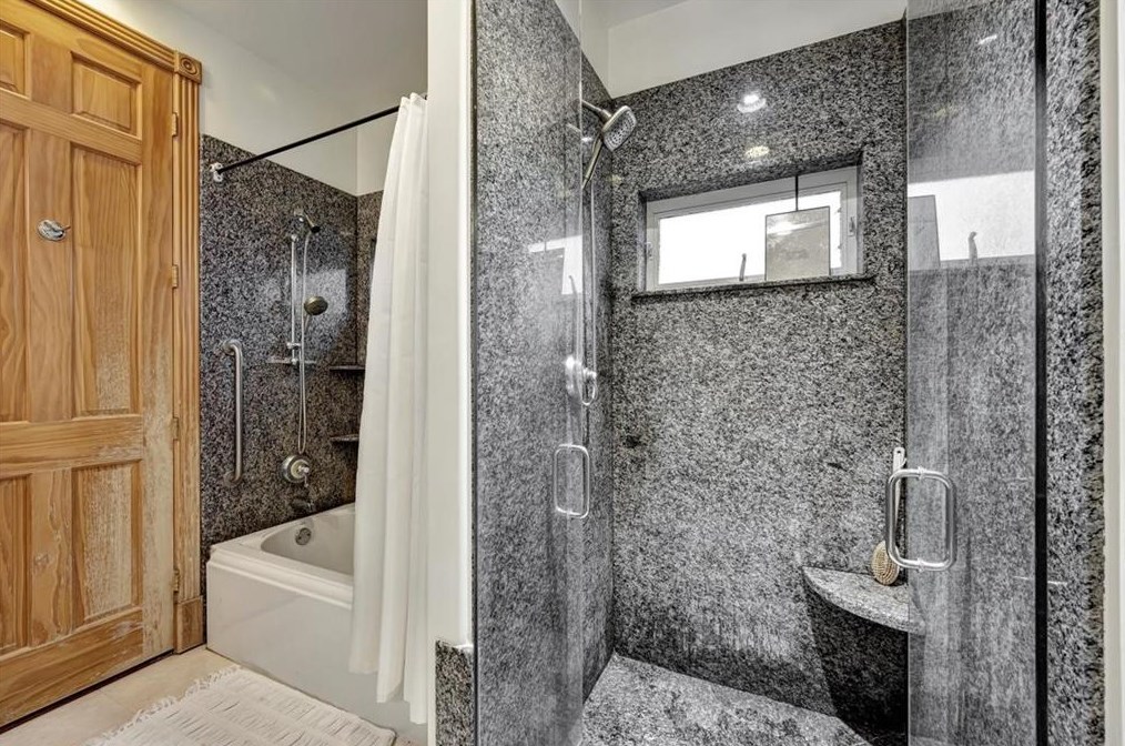 3313 Mcculloch Cir, Houston TX  77056-6216 exterior