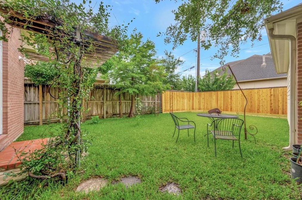 3313 Mcculloch Cir, Houston TX  77056-6216 exterior
