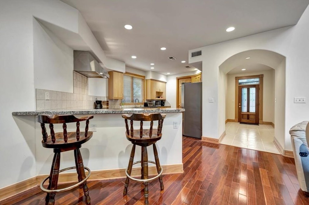 3313 Mcculloch Cir, Houston TX  77056-6216 exterior