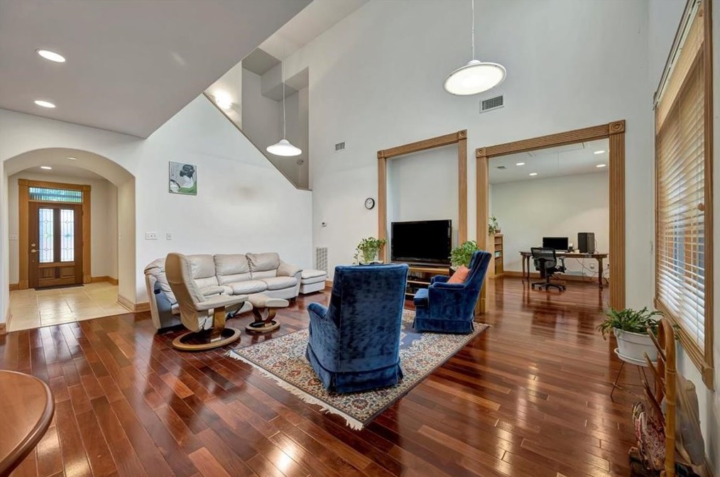 3313 Mcculloch Cir, Houston TX  77056-6216 exterior