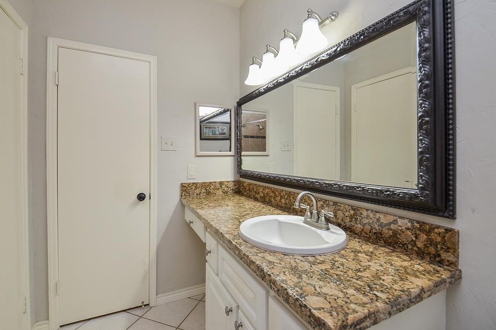414 Wilcrest Dr, Houston TX  77042-2739 exterior
