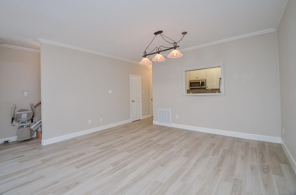 414 Wilcrest Dr, Houston TX  77042-2739 exterior