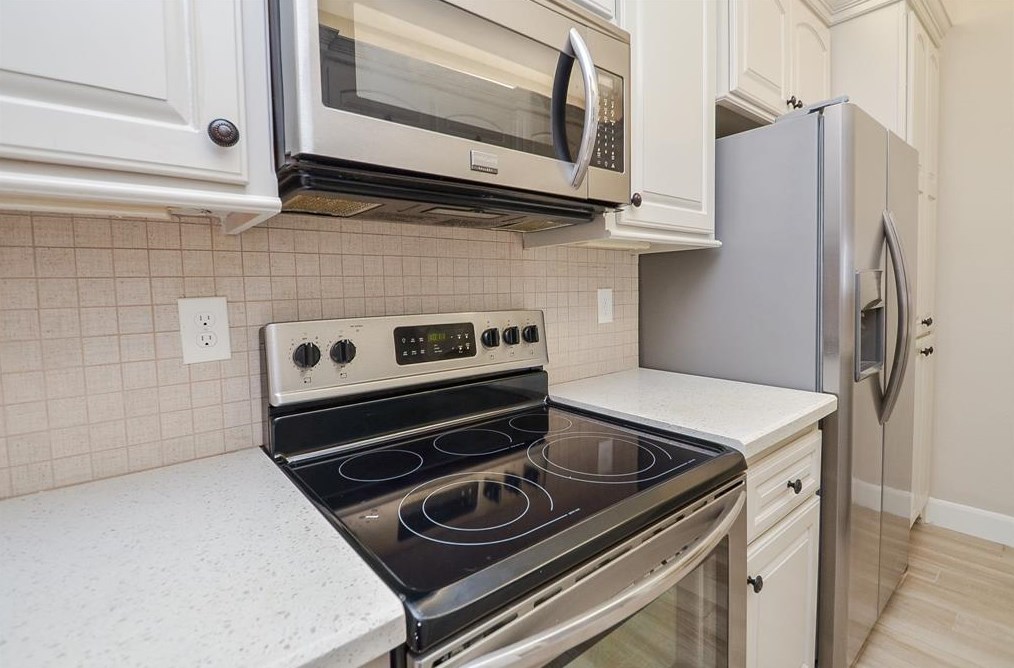 414 Wilcrest Dr, Houston TX  77042-2739 exterior