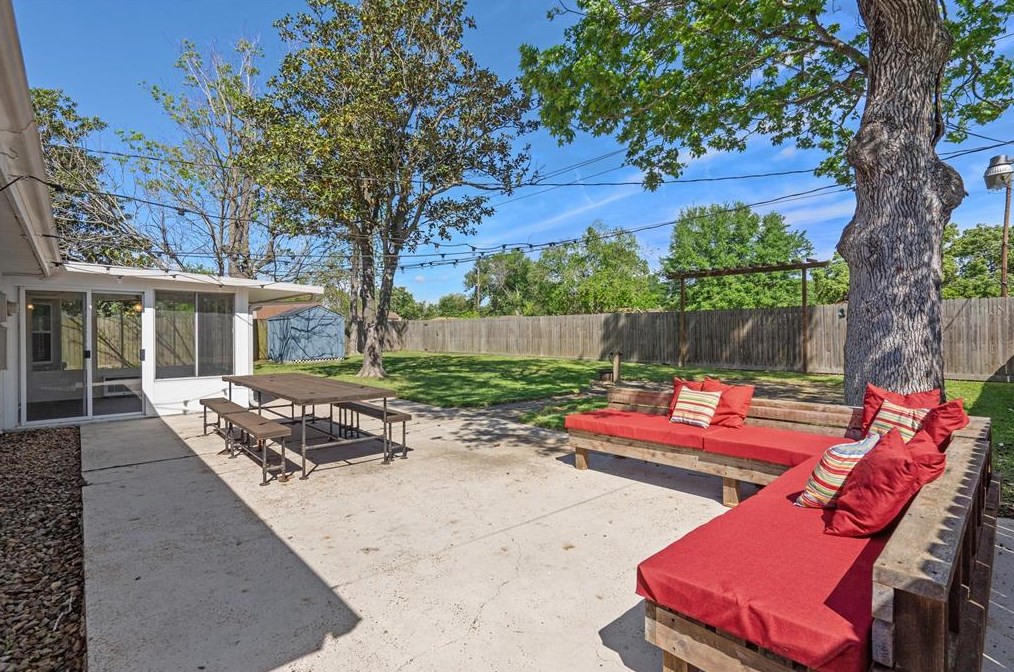 9110 Theysen Dr, Houston TX  77080-3021 exterior