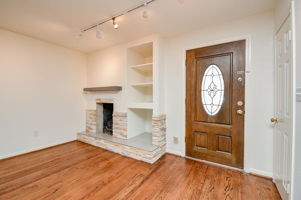 917 Ripple Creek Dr, Houston TX  77057-1017 exterior