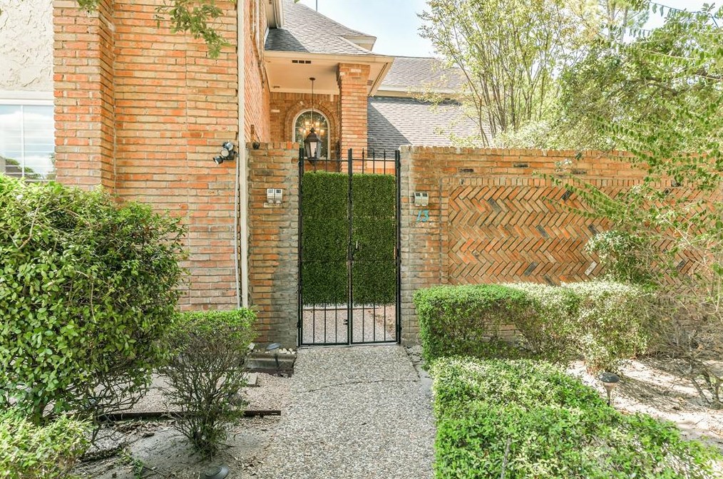 13 Hickory Shadows Dr, Houston TX  77055-6750 exterior