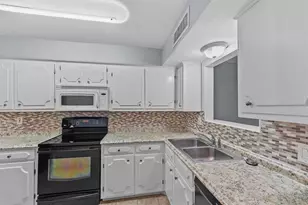 5237 Arboles Dr, Houston, TX 77035 - Photo 5