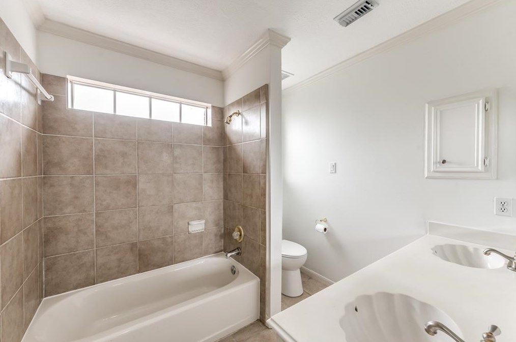 402 Lakeside Blvd, Sugar Land TX 77478-3961 exterior