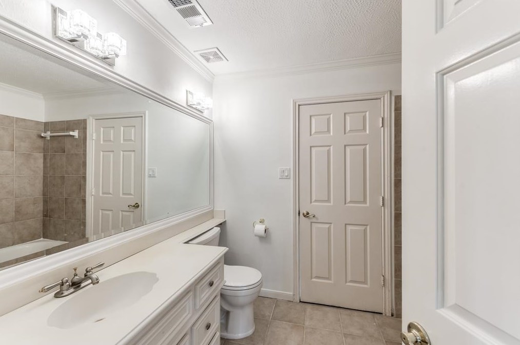 402 Lakeside Blvd, Sugar Land TX 77478-3961 exterior