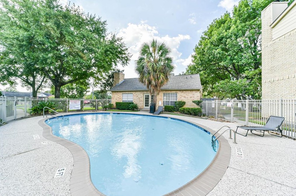 1515 Sandy Springs Rd, Houston TX  77042-6302 exterior