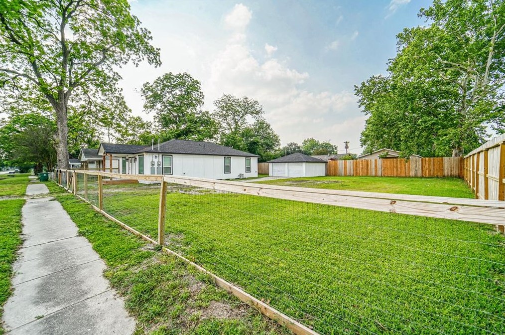 4049 Lucille St, Houston TX  77026-5704 exterior