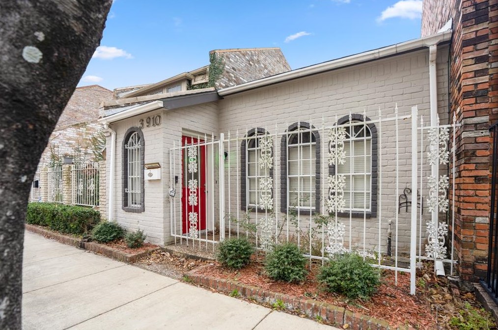 3910 Roseland St, Houston TX  77006-4923 exterior