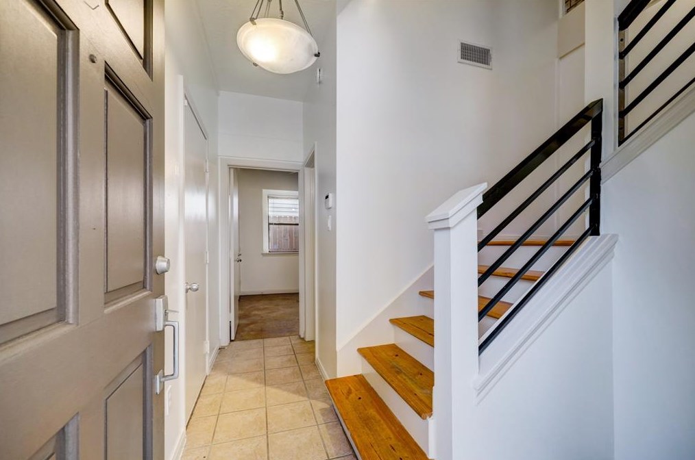 700 Clay St, Houston TX  77019-4348 exterior