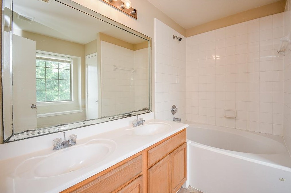 8114 Singing Sonnet Ln, Houston TX  77072-0128 exterior