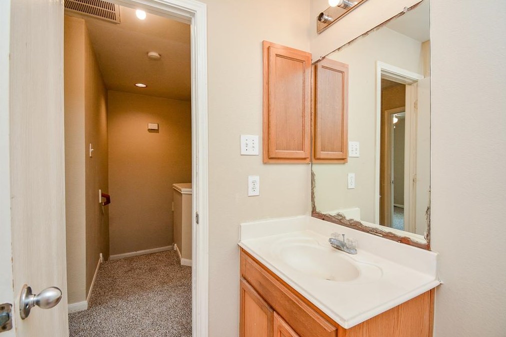 8114 Singing Sonnet Ln, Houston TX  77072-0128 exterior