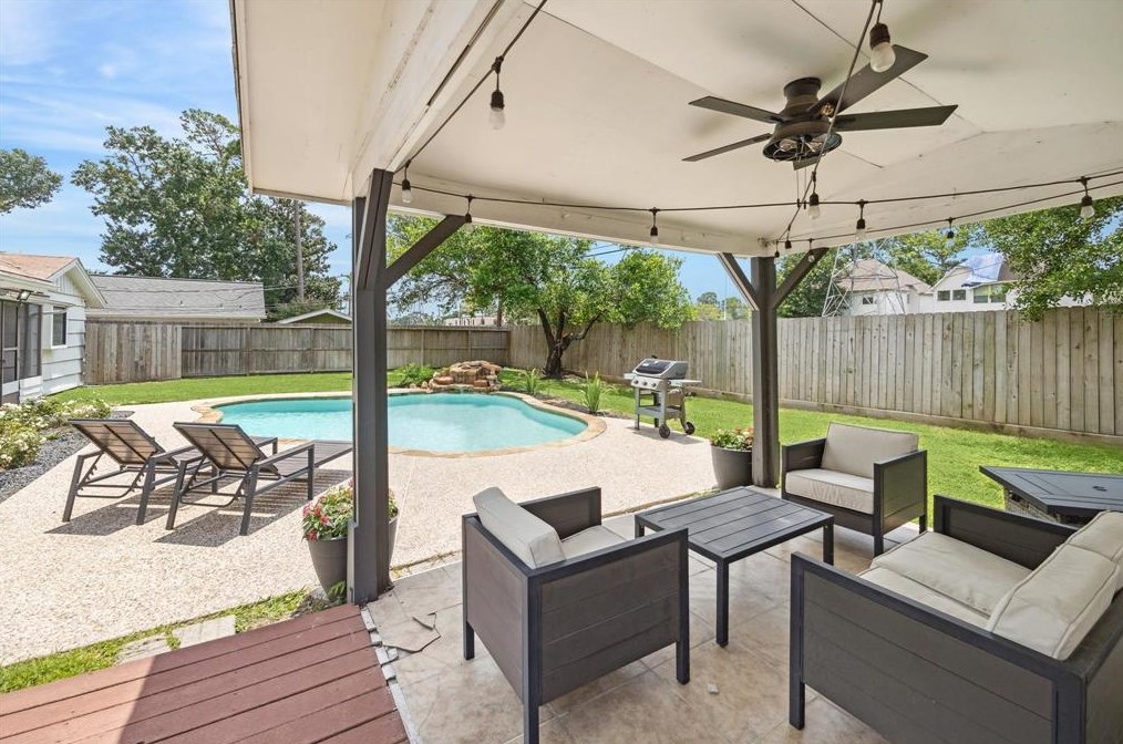 3715 Gardendale Dr, Houston TX  77092-7061 exterior