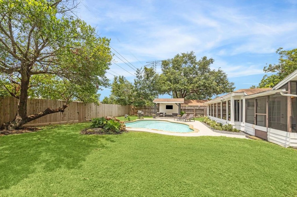 3715 Gardendale Dr, Houston TX  77092-7061 exterior