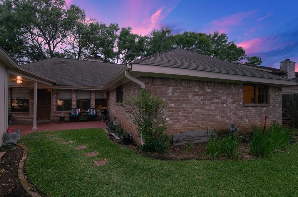 2823 Colonial Dr, Sugar Land TX  77479-1524 exterior