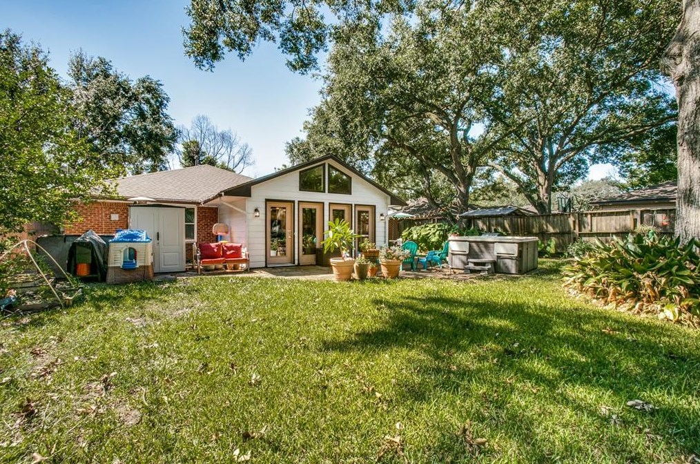 6134 Abington Way, Houston TX  77008-6327 exterior