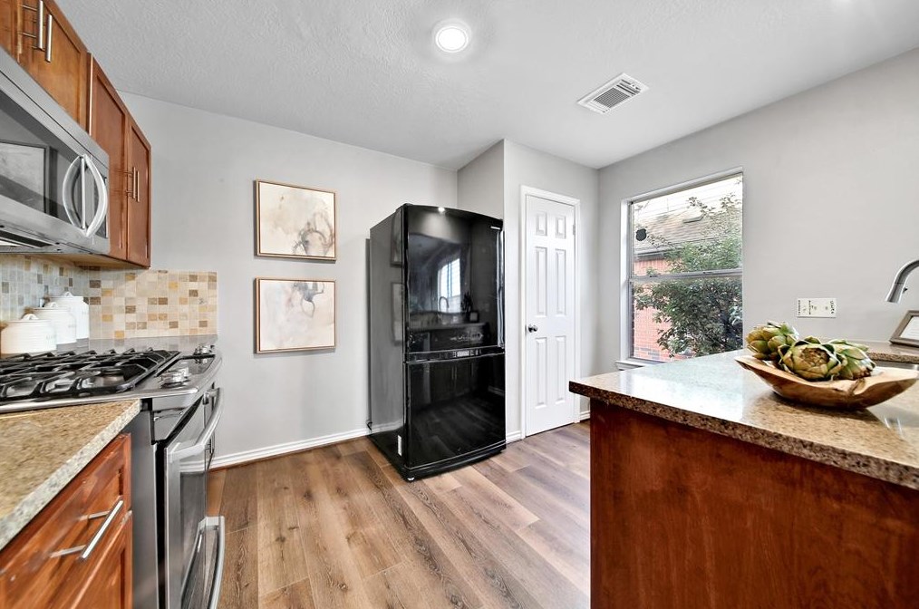 4022 Almond Lk Dr, Houston TX  77047-6776 exterior