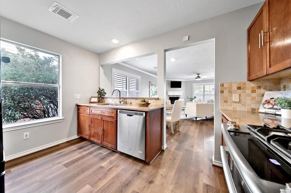 4022 Almond Lk Dr, Houston TX  77047-6776 exterior