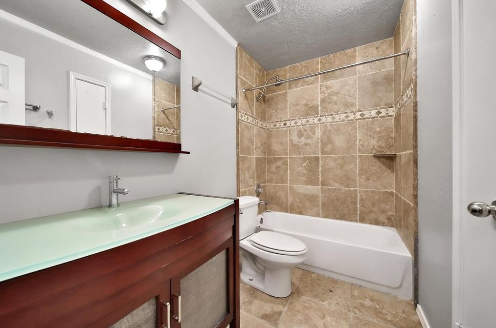 4022 Almond Lk Dr, Houston TX  77047-6776 exterior