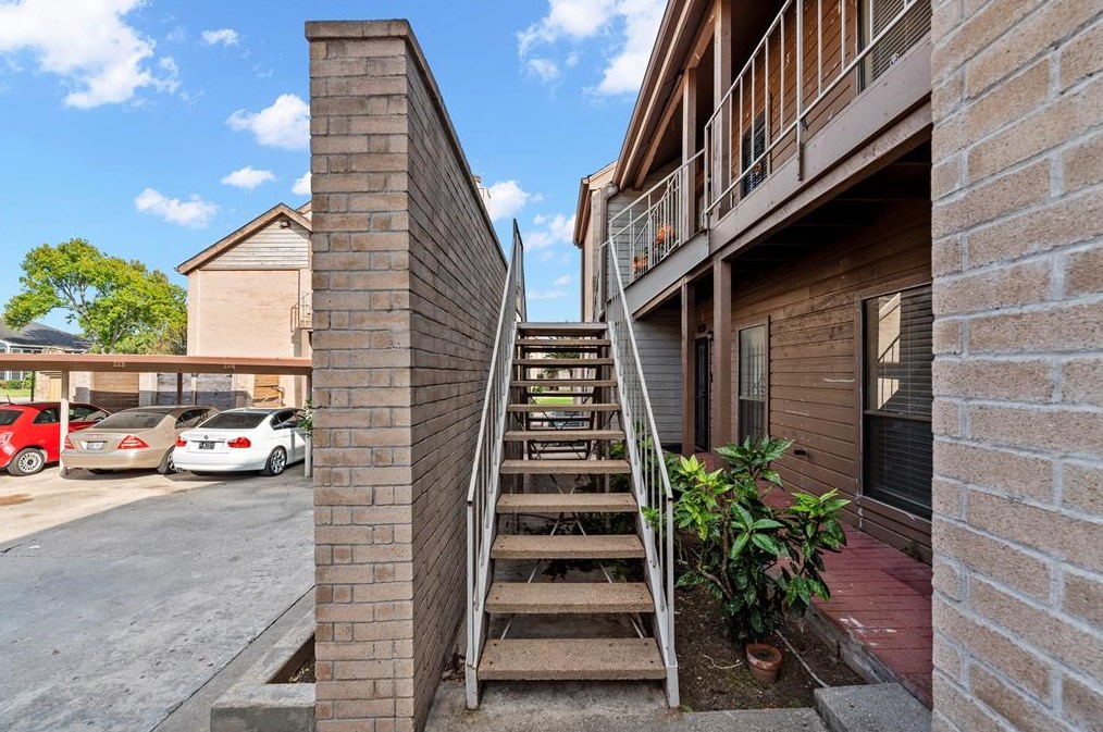 8563 Sands Point Dr, Houston TX  77036-2773 exterior