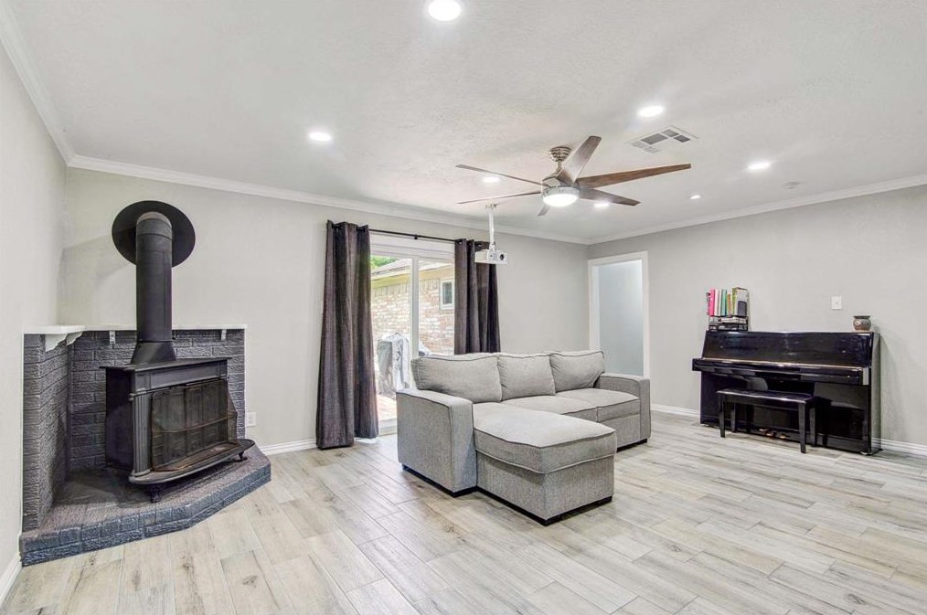 702 Reynolds Ave, League City TX  77573-4123 exterior