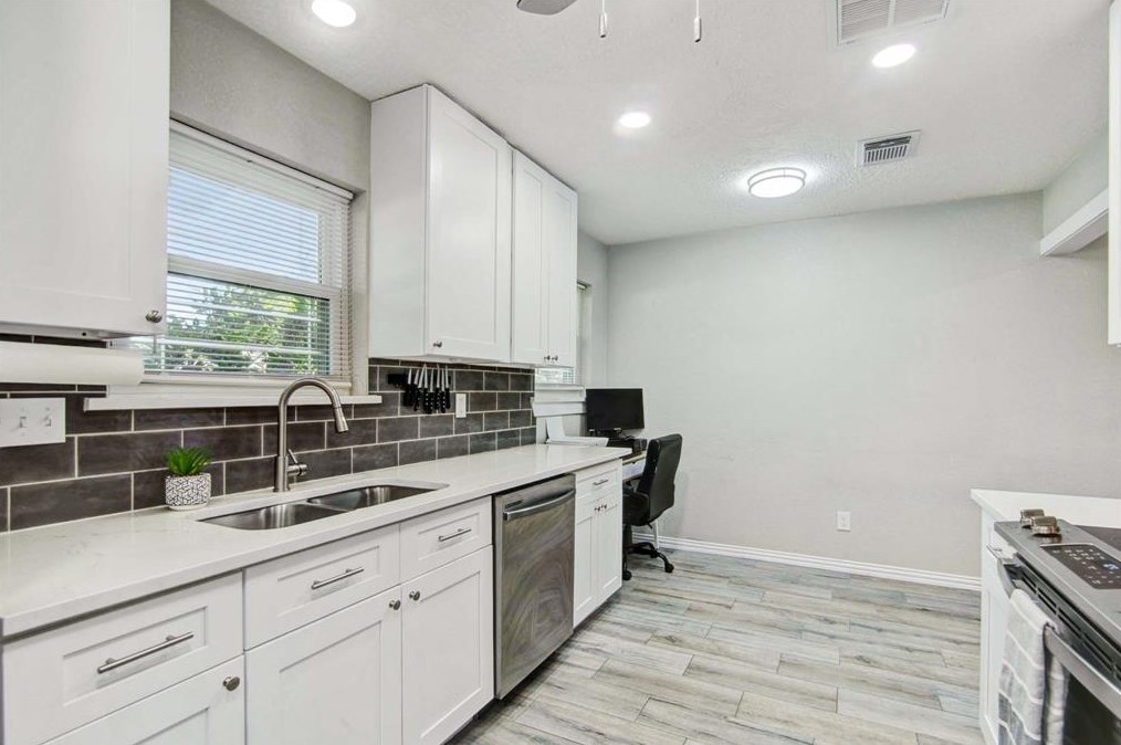 702 Reynolds Ave, League City TX  77573-4123 exterior